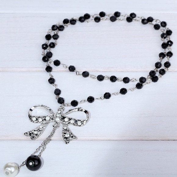 Silver plated black-and-white beaded crystal bow necklace - Picture 3 of 16